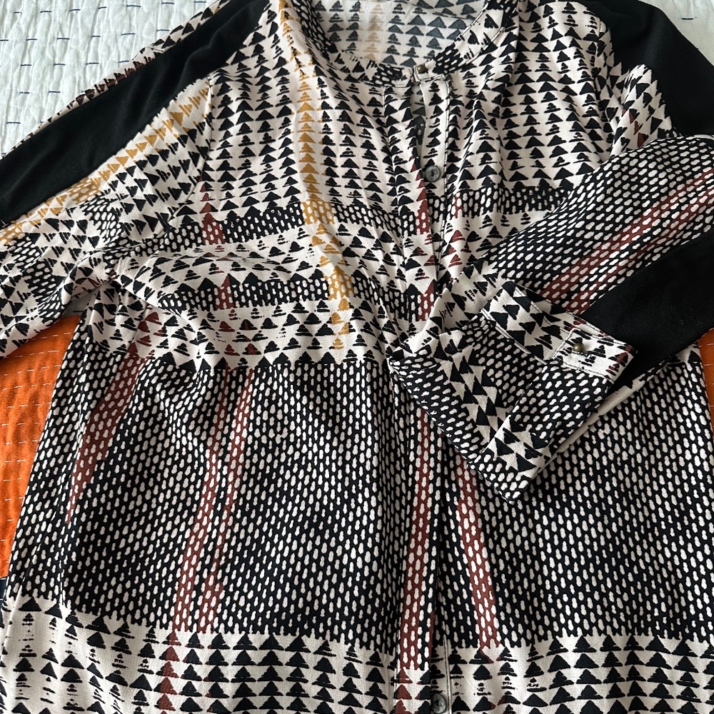 Beautiful women’s silky top sz medium